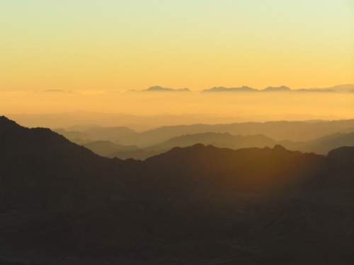východ Slunce pozorovaný z hory Mont Sinai (2637 m.n.m.)