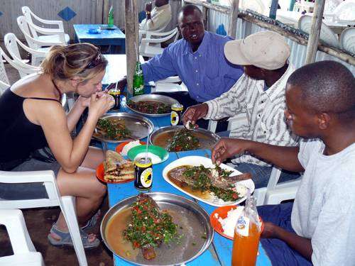Restaurace na břehu Viktoriina jezera - vynikající ryba Tilapia s ugali a chapati