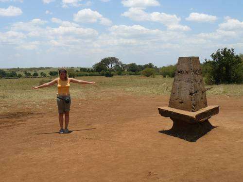 u hraničního kamene mezi N.P. Masai Mara a N.P. Serengeti v pravé poledne