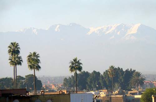 Marrakech - výhled přes střechy na pohoří Atlas