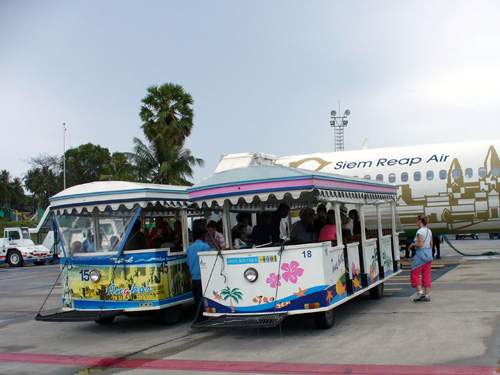 Ko Samui - letištní autobusy pro dopravu cestujících mezi letadlem a letištní halou