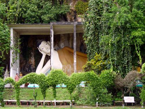 nedaleko Krabi - Big Buddha (vlevo je lidské měřítko)