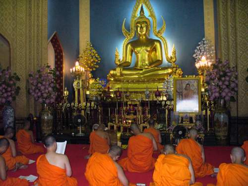 Bangkok - motlitba v chrámu