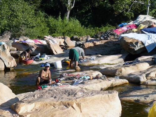 Řeka v městečku Lencois - ženy perou v řece prádlo ...
