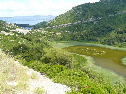 Ostrov Mljet - jezírko v údolí