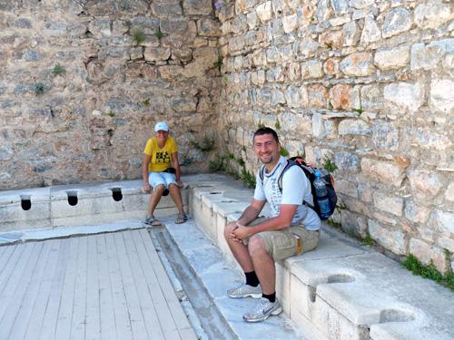 Efes - na antických veřejných záchodcích (místnost pro 40 lidí)