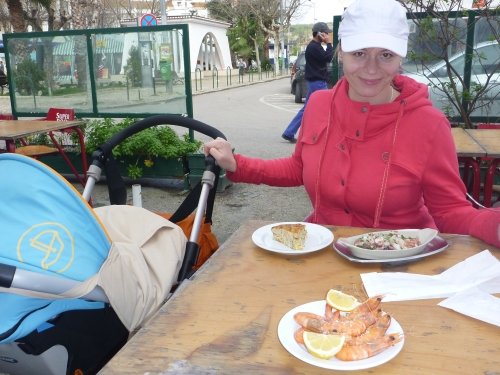 Costa da Caparica - oběd: krevety, salát z chobotnice a rybí koláč