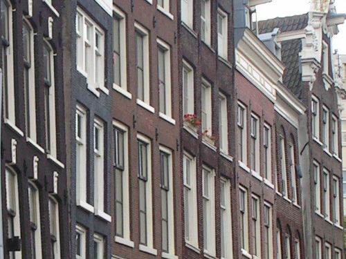 Amsterdam - křivolaké fasády domů