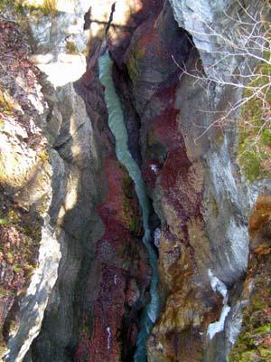 Soutěska Partnachklamm (pohled z mostu dolů do soutěsky)