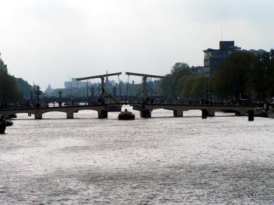 řeka Amstel s mostem Magere brug