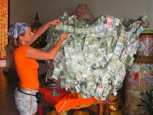 Ayutthaya - čínský buddhistický chrám - finanční dary zlatému Buddhovi