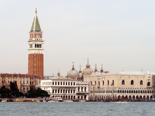 věž sv.Marka a  bazilika sv.Marka na náměstí sv.Marka z loďobusu